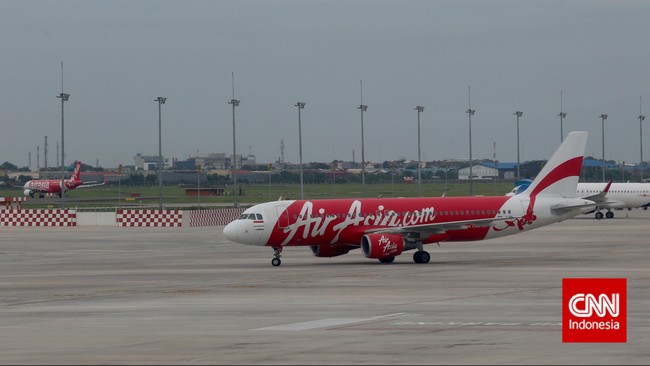 ELT dan Pinger tertanam di pesawat. Tak ikut hancur sekalipun pesawat meledak di udara, dan memancarkan sinyal saat pesawat menyentuh tanah atau masuk ke air.