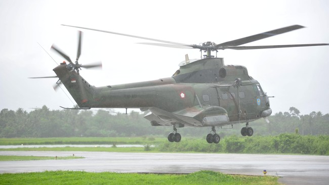 Helikopter milik BNPB melakukan pendaratan darurat di wilayah Mendawai Seberang, Kotawaringin Barat, Kalimantan Tengah, Rabu (26/7).