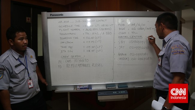 "Kami telah menurunkan 1 helikopter Super Puma, 1 kapal rescue dan 1 speedboat," ujar Kepala sub Seksi Operasi SAR Pontianak Yulius Cahyono.
