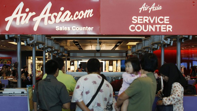 Dua pesawat pencari berupa Hercules diterbangkan dari Bandara Halim Perdanakusuma, Jakarta, Ahad (28/12), untuk mencari pesawat AirAsia yang hilang.