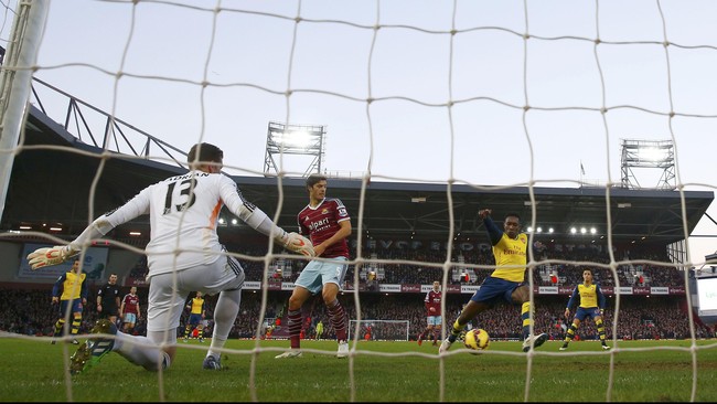 Arsenal menyudahi perlawanan sengit West Ham United 2-1, Minggu (28/12) dan mulai menempel empat besar klasemen sementara Liga Inggris