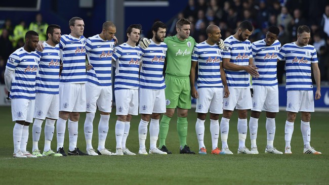 Queens Park Rangers menunjukkan empati terhadap hilangnya pesawat AirAsia QZ8501 jelang pertandingan melawan Crystal Palace di Loftus Road, Minggu (28/12).