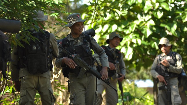Dua Regu Pasukan Brimob bersenjata lengkap melakukan pengejaran terhadap terduga kelompok sipil bersenjata di sekitar gunung Patingkea desa Tamadue, Kecamatan Lore Timur, Kabupaten Poso, Sulawesi Tengah, Seniin (29/12). Mereka melakukan penyisiran guna mencari persembunyian kelompok Santoso cs yang sebelumnya telah menembak mati seorang warga sipil pencari Damar yakni, Garataudu (51) dan menyandera Harun Tobimbi (39) atas laporan saksi mata Viktor Polaba (32) yang berhasil melarikan diri saat kejadian tersebut. ANTARA FOTO/Zainuddin MN/Rei/ama/14.