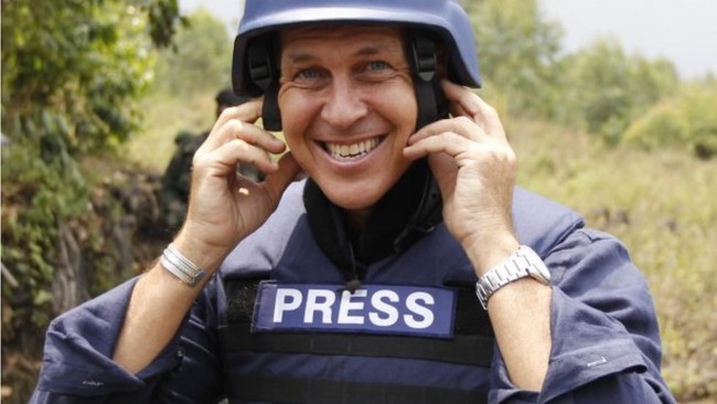 Peter Greste, wartawan Al Jazeera berkebangsaan Australia yang ditahan Mesir dibebaskan, namun kedua rekannya masih dipenjara.