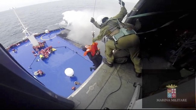 Sebuah kapal dari Yunani berbendera Italia terbakar dan penyelamatan 478 penumpang termasuk kru dilakukan dengan helikopter.