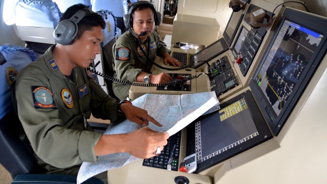 Sejumlah negara telah mengulurkan bantuan dalam operasi pencarian pesawat AirAsia yang hilang, antara lain Malaysia, Singapura, Inggris, dan Amerika Serikat.