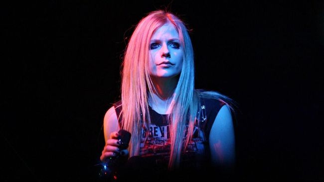 Avril Lavigne bak jatuh tertimpa tangga. Setahun belakangan ia memerangi penyakit lyme. Kini ia diguncang perceraian. Mantan kekasihnya pun baru menikah.
