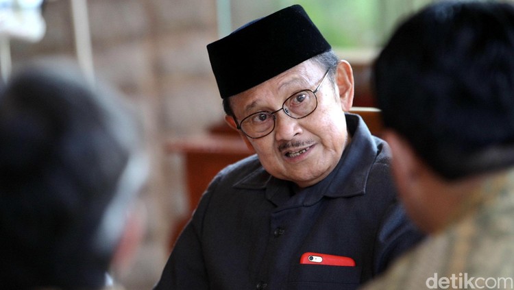 Toeti mencubit Habibie bila nakal saat salat. Tapi ia pandai memotivasi Habibie saat putranya sedang berkecil hati.