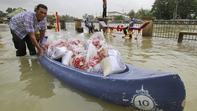 Setidaknya 14 orang tewas akibat banjir yang melanda bagian selatan Thailand sejak pekan lalu.