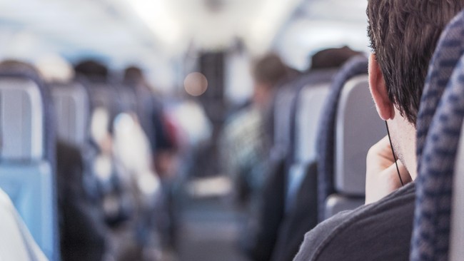 Jangan sampai perilaku dan etika kamu membuat penumpang pesawat lain atau awak kabin terganggu hingga merasa kesal.