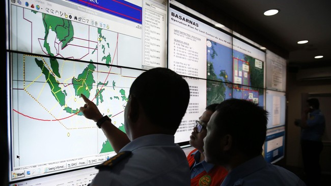 AirAsia QZ8501 hilang dari radar ketika berada di perairan antara Tanjung Pandan dan Pontianak. Sejumlah negara ingin bergabung dengan RI mencari pesawat itu.