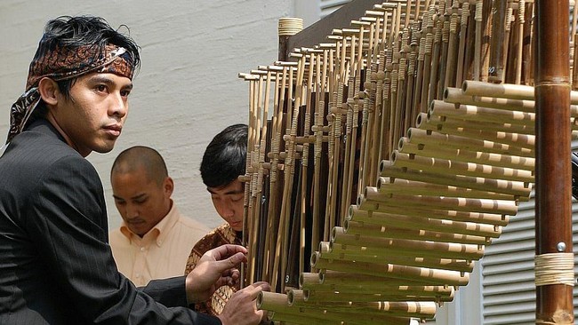 Dengan mengawinkan modernitas dan tradisional, angklung Indonesia berhasil menarik perhatian warga Franken, Jerman dan tampil di berbagai panggung budaya.