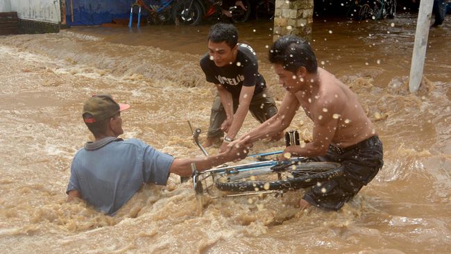 BPBD Jatim Evakuasi Warga Terdampak Banjir Jember BPBD Jawa Timur kerahkan Tim Reaksi Cepat guna evakuasi warga terdampak banjir di Jember, Jawa Timur.