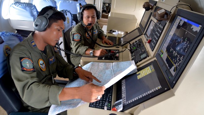 Basarnas mengerahkan seluruh kapal laut yang punya teknologi sonar untuk mendeteksi benda di bawah laut. Untuk mencari badan QZ8501, kapal BPPT juga dilibatkan.