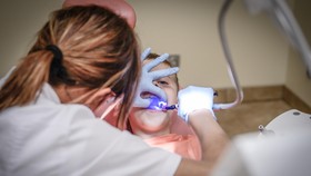 Kapan Sebaiknya Anak Pertama Kali Periksa ke Dokter Gigi?