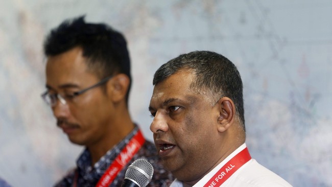 "Saya bergegas ke Surabaya. Kami akan lakukan apapun yang kami bisa dilakukan di AirAsia," tulis Tony Fernandes pada akun Twitter resminya.