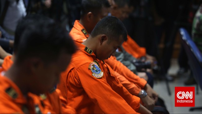 "Ada semacam genangan minyak di perairan timur Belitung dari pantauan visual pesawat udara yang dipimpin Kapten H.AS Hanandjoeddin," kata FHB Sulistyo.