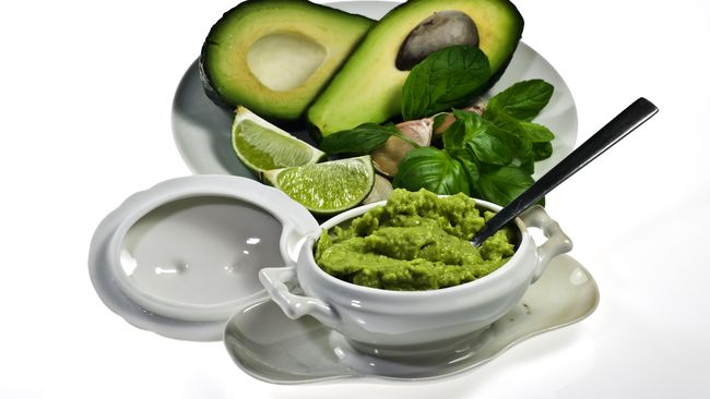 Makanan yang mengandung lemak tak jenuh (polyunsaturated fats) seperti alpukat, quinoa, salmon, dan kenari dianggap dapat mengurangi nafsu makan seseorang.