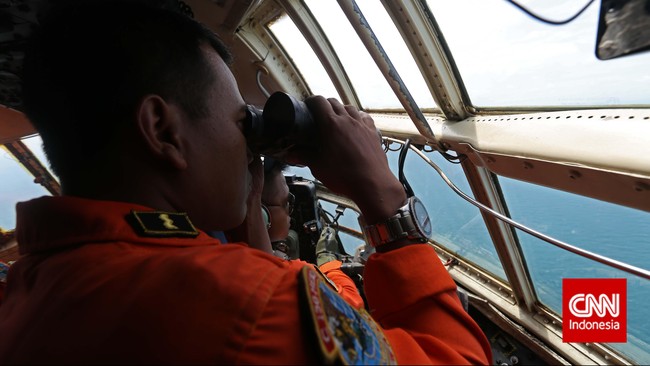 Istri dari Irianto pilot pesawat AirAsia QZ8501, Rr Widiya Sukati Putri menginginkan PT Indonesia AirAsia berbuat maksimal demi pencarian suaminya.