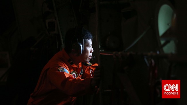 Jarak pandang terbatas, Hercules tak bisa memaksa terbang. Pesawat itu hendak menyisir laut untuk mengonfirmasi dugaan penemuan lagi satu jasad korban QZ8501.