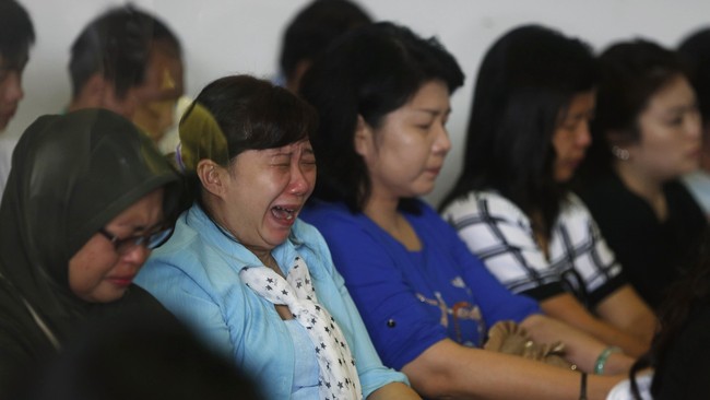 Salah satu keluarga korban kecelakaan pesawat AirAsia QZ8501, Wicaksono Bhima, pesimistis ada korban yang selamat. Keponakannya ada di pesawat itu.
