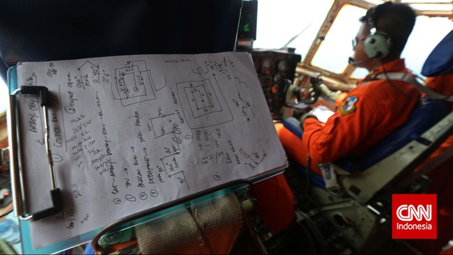 Tim TNI Angkatan Udara menemukan ceceran minyak di perairan sebelah timur Tanjung Pandan, sekitar 140-150 kilo meter dari titik lokasi laporan terakhir QZ8501.