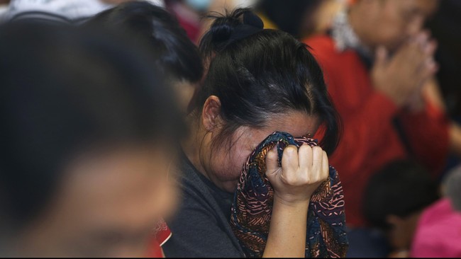 Tim psikolog yang berjumlah lebih dari 15 orang langsung masuk ke ruang Crisis Centre Bandara Juanda, Surabaya, melihat keluarga korban histeris.