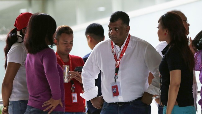 Bos besar maskapai AirAsia, Tony Fernandes, berjanji akan mengantarkan sendiri jenazah pramugari AirAsia QZ8501 ke tempat peristirahatan terakhirnya.