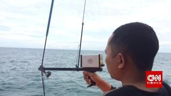 ELT hanya bekerja di frekuensi radio. Sedangkan sinyal radio tidak dapat menembus air. 