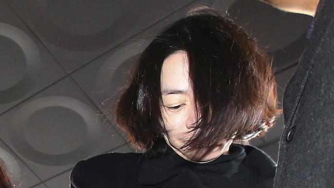 Mantan eksekutif Korea Air Lines yang memerintahkan pesawat kembali ke pintu masuk penumpang di New York karena insiden kacang ditahan aparat.