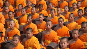 Curahan Hati Biksu Kuil Myanmar yang Terusik Turis Paparazi