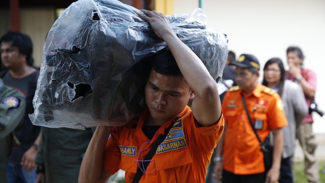 Tiga jasad kembali ditemukan, salah satunya berpakaian pramugari. Peti-peti jenazah sudah siap di Pangkalan Bun, Kalteng, yang menjadi pusat posko evakuasi.