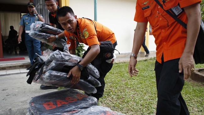 &ldquo;Terdiri dari dua wanita dan satu laki-laki. Dievakuasi pada 16.50 WIB. Kita ada kekuatan KRI maupun Basarnas plus helikopter,&rdquo; kata Soelistyo.