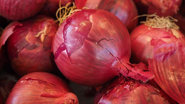 Selain jadi kunci sedapnya aneka masakan, ternyata bawang merah mentah juga bermanfaat untuk kesehatan. Apa saja manfaatnya?