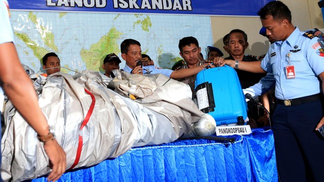 Keluarga penumpang AirAsia berharap Basarnas bisa menemukan jasad kerabat mereka.