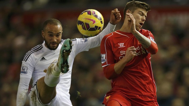 Dalam pertandingan melawan Liverpool, Jonjo Shelvey tertangkap kamera menyikut muka Emre&nbsp;Can.