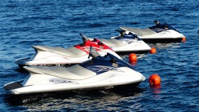 Bahaya yang Mengintai Bayi Lima Bulan Dibawa Naik Jetski