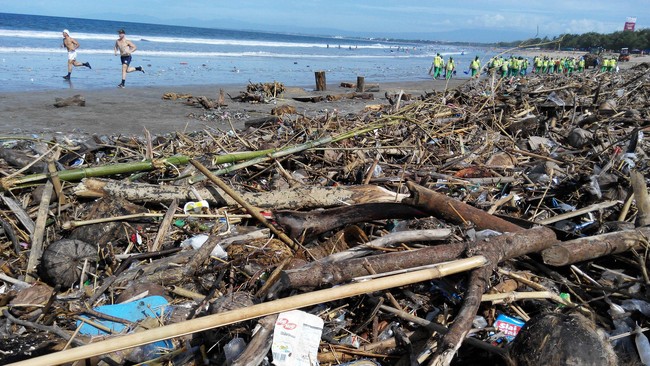 Muara sungai di Pantai Dreamland, Bali, diselimuti 100 ton sampah. Untuk membersihkan, sampah itu perlu diangkut 50 kali menggunakan truk besar.