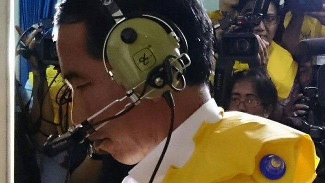Presiden Joko Widodo menggelar rapat terbatas yang membahas soal proses evakuasi korban dan pencarian pesawat AirAsia QZ8501 di istana.