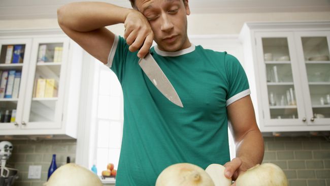Bawang merah adalah salah satu bumbu masak yang paling banyak digunakan untuk memasak. Berikut tips memotong bawang merah agar Anda tak mengeluarkan air mata.