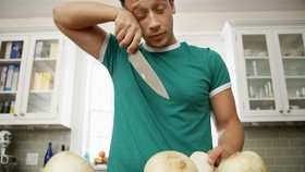 10 Cara Aman Memotong Bawang Tanpa Menangis