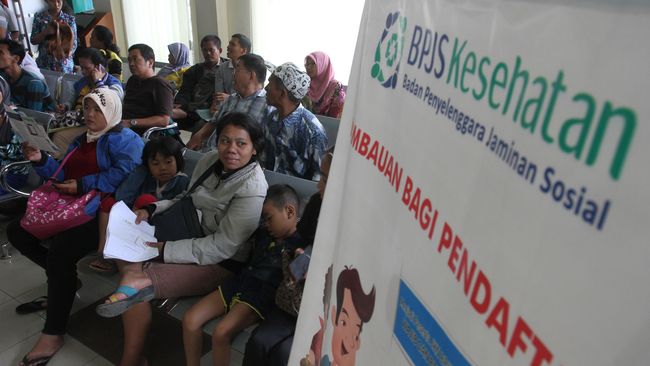 Sejumlah warga menunggu proses pembuatan kartu Badan Penyelenggara Jaminan Sosial (BPJS) di Medan, Sumatera Utara, Senin (29/12). Terhitung 1 Januari 2015, setiap perusahan wajib mendaftarkan pekerjanya sebagai peserta BPJS kesehatan. ANTARA FOTO/Irsan Mulyadi/Rei/pd/14.