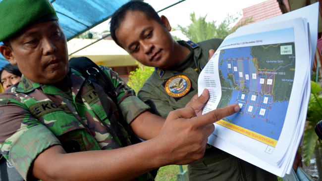 Jusuf Kalla memimpin operasi pencarian besar-besaran QZ8501 sejak kemarin. Ia tak akan melihat langsung lokasi penemuan serpihana pesawat. Jokowi yang ke sana.