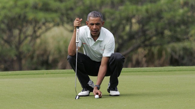 Presiden Barack Obama menelepon pasangan pengantin baru tersebut dan meminta maaf telah menganggu pesta pernikahan mereka saat main golf di Hawaii.