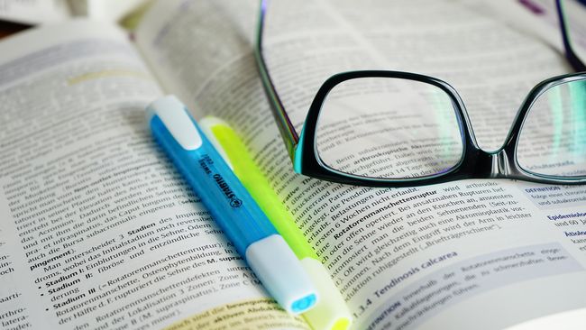 Setiap teks memiliki struktur dan ciri yang berbeda. Simak cara membedakan fakta dan opini dalam teks eksposisi agar mudah dipahami.