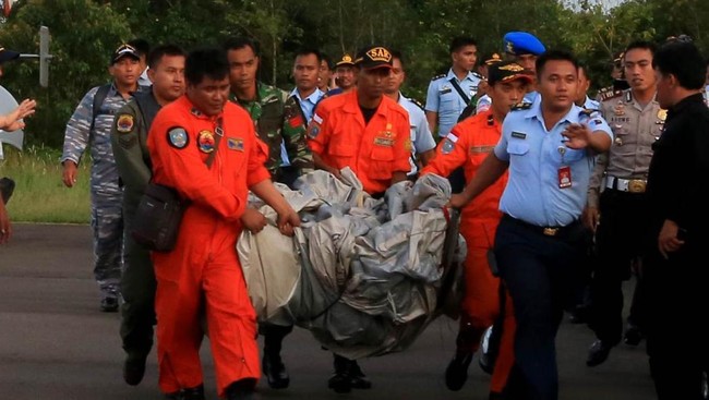 Tiga jasad ditemukan pagi ini. Total ada enam jasad yang sudah diangkat dari laut. Keenamnya masih di kapal, belum bisa dibawa ke darat karena cuaca buruk.