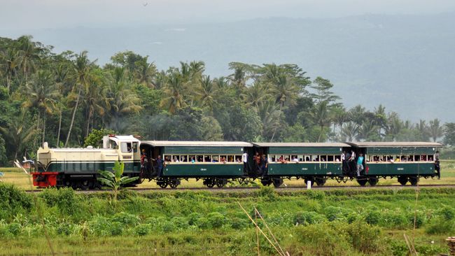 Kereta uap kuno kembali beroperasi antara Stasiun Ambarawa-Jambu-Bedono. Rutenya melewati tanjakan dan turunan dengan sistem rel yang juga kuno.