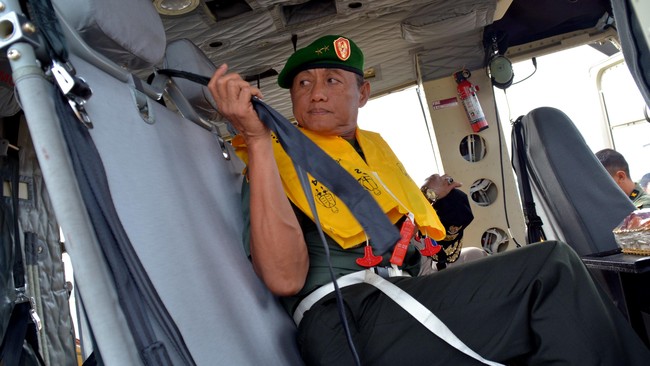 Terbang dalam formasi, cuma pesawatnya yang terjebak, terlempar ke atas 4.000 meter. "Makin ke atas, makin kuat dampaknya. Bisa terlempar ke atas atau bawah."