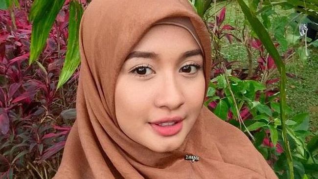 Keputusan Laudya Cynthia Bella berhijab sepulang umroh, membuat sahabatnya, Zaskia Sungkar terharu. Ia mengirim banyak koleksi busana muslim untuk Bella.