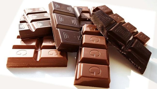 Seorang pria Swiss menciptakan Frauenmond Chocolate, cokelat mujarab yang diklaim bisa meredakan nyeri dan kram selama menstruasi.